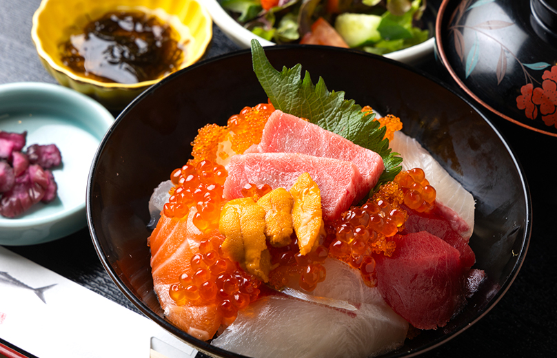 特上海鮮丼定食（自家製ゴマ醤油付き）